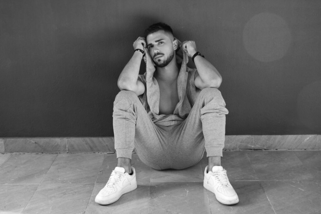 Plongez dans une étreinte sensuelle et imprévue : après l'ophtalmo, un daddy de 50 ans se laisse emporter par le désir brûlant de deux déménageurs athlétiques sur Grindr. Récit vrai, voluptueux et envoûtant.